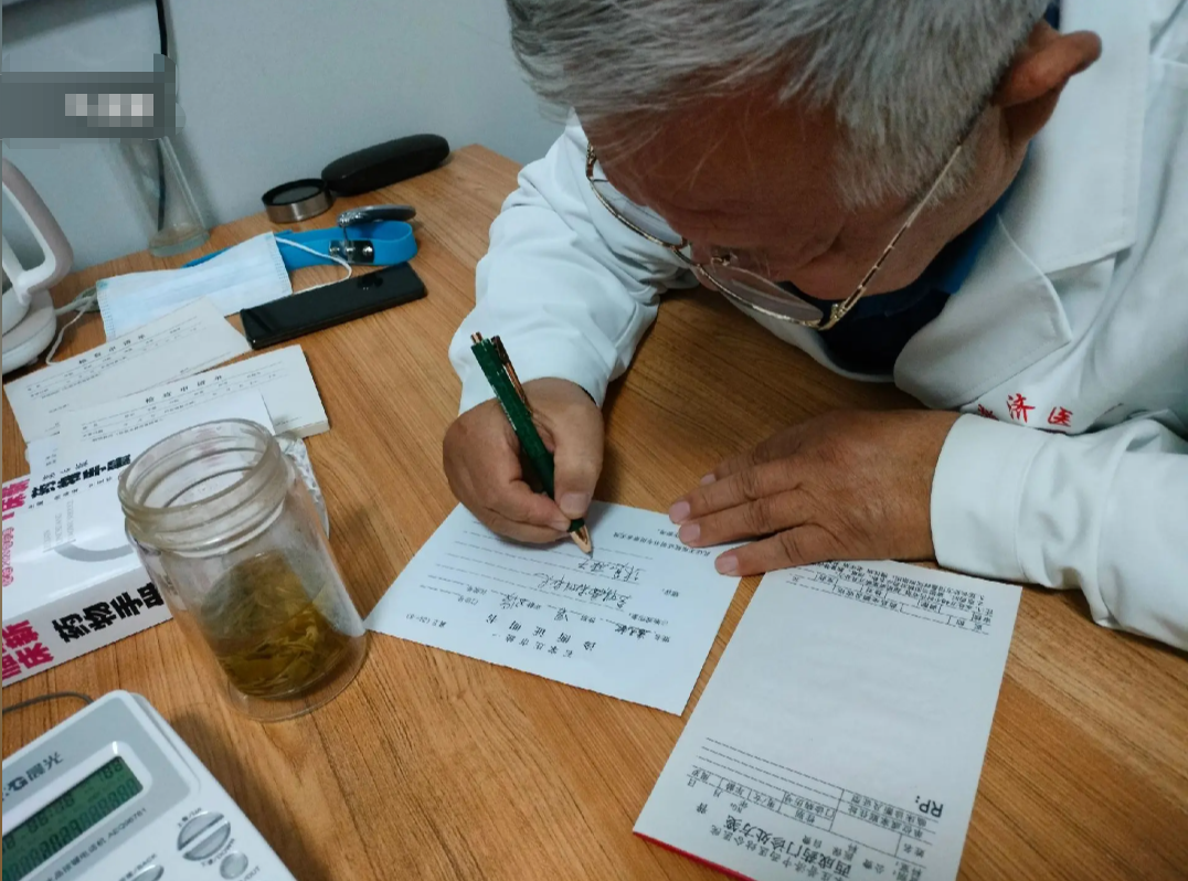 手写诊断证明图片